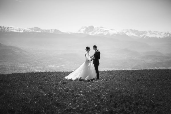 photo en noir et blanc d'un couple en montagne