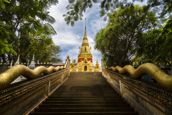 Montée des marches jusqu'au temple thailandais
