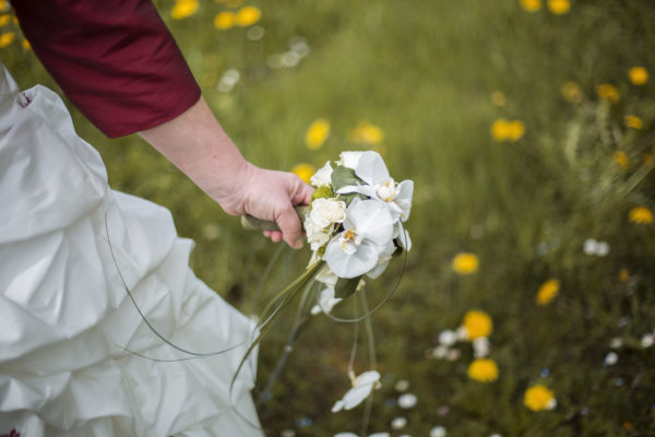 la mariée tient le bouquet