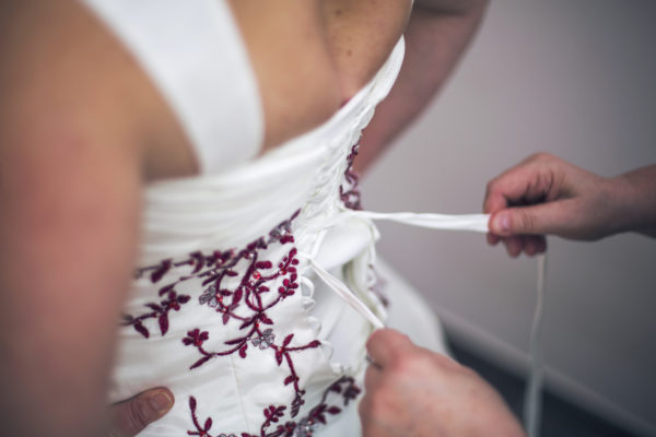 habillage de la robe de la mariée